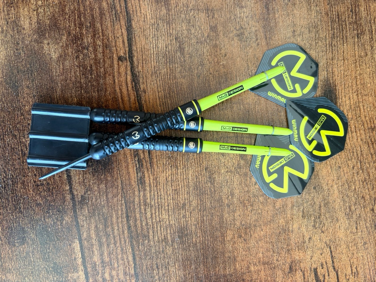 Winmau Michael van Gerwen Brass Darts 21 gram + leren etui, Ophalen of Verzenden, Zo goed als nieuw, Pijlen