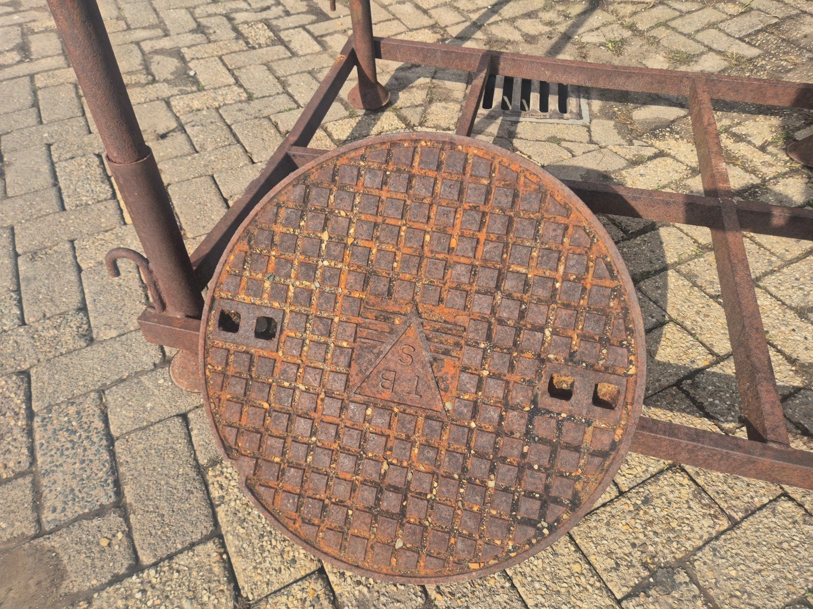 Putdeksel TBS 56,5 cm doorsnede, Gebruikt, TBS, Onbekend, Ophalen of Verzenden