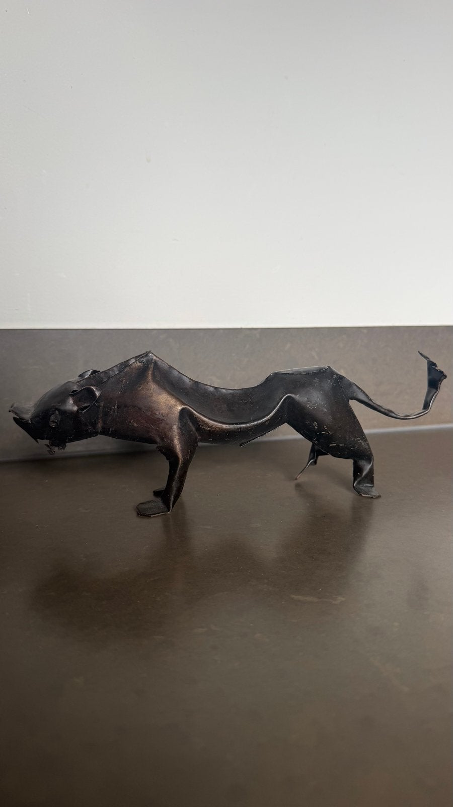 Unieke Luipaard Sculptuur van Gerecyclede Oliedrum, Antiek en Kunst, Ophalen of Verzenden, Beeld, Metaal, Modern