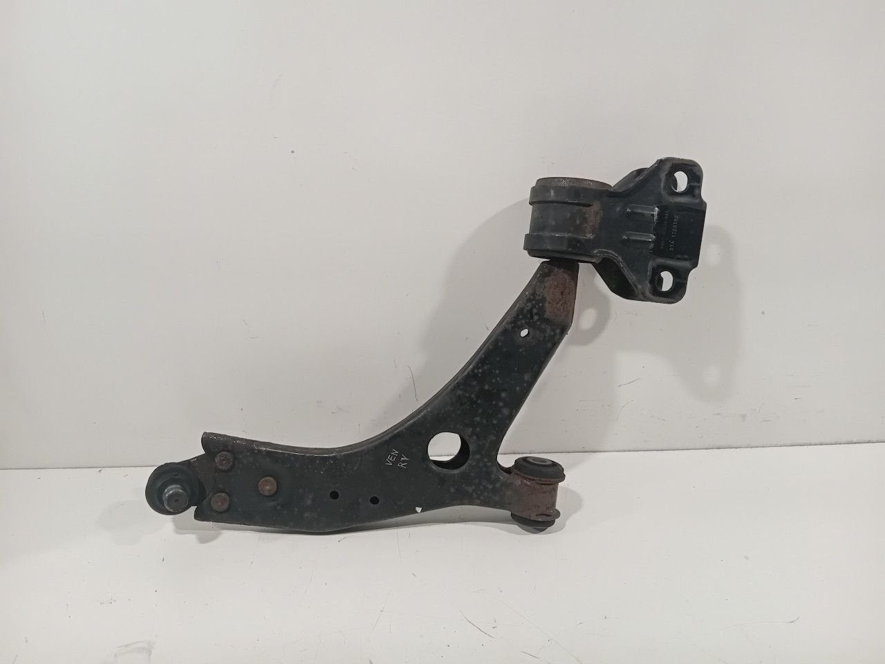 Draagarm rechts voor Ford Focus, Onderdelen@venauto.nl, Van der Ven Autorecycling B.V., Gebruikt, Ettenseweg 76, 4706 PB Roosendaal, The Netherlands