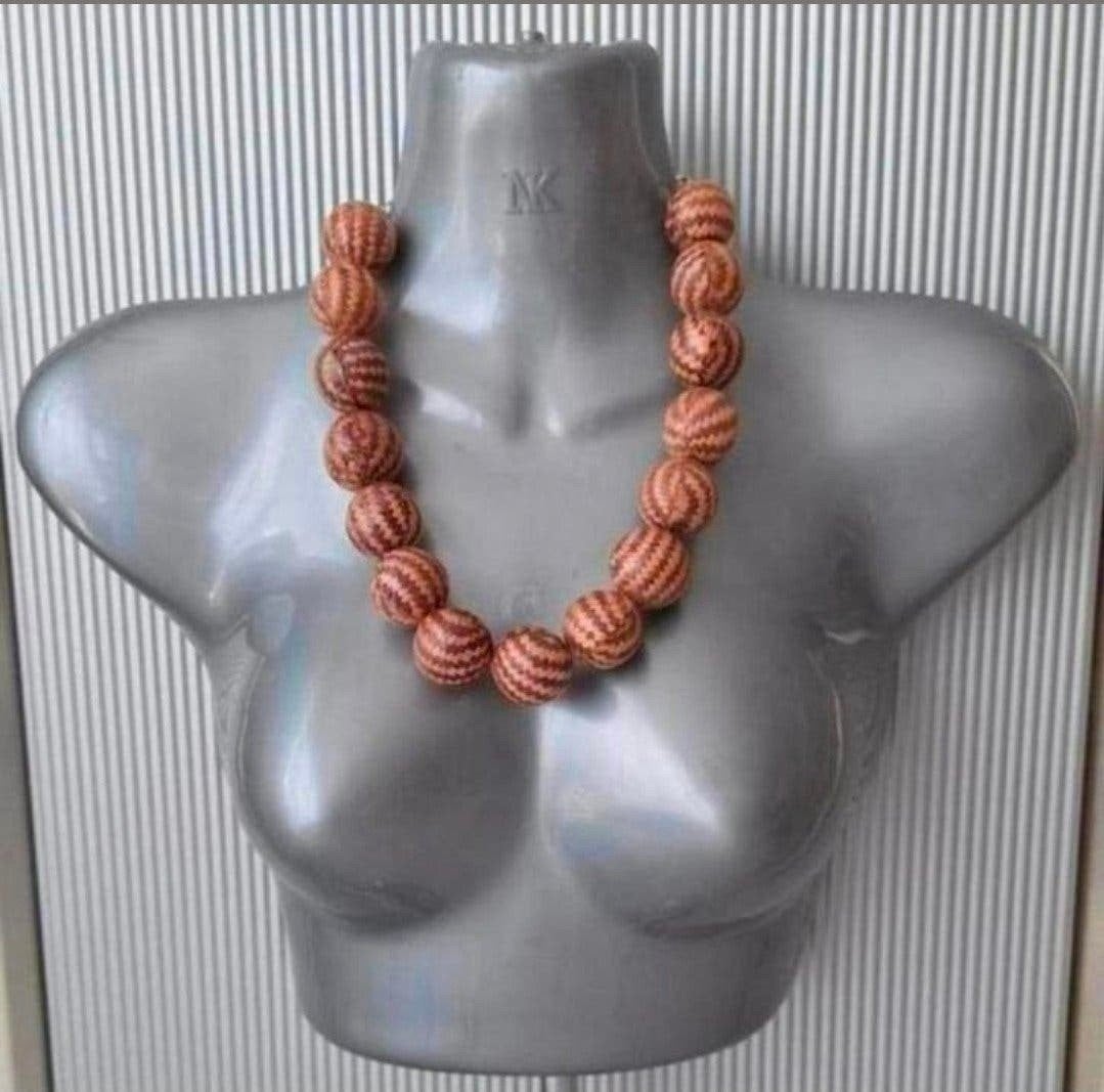 Manouk - ketting met bollen in hars. 3=2 actie, Overige materialen, Verstelbaar, Verzenden, Beige