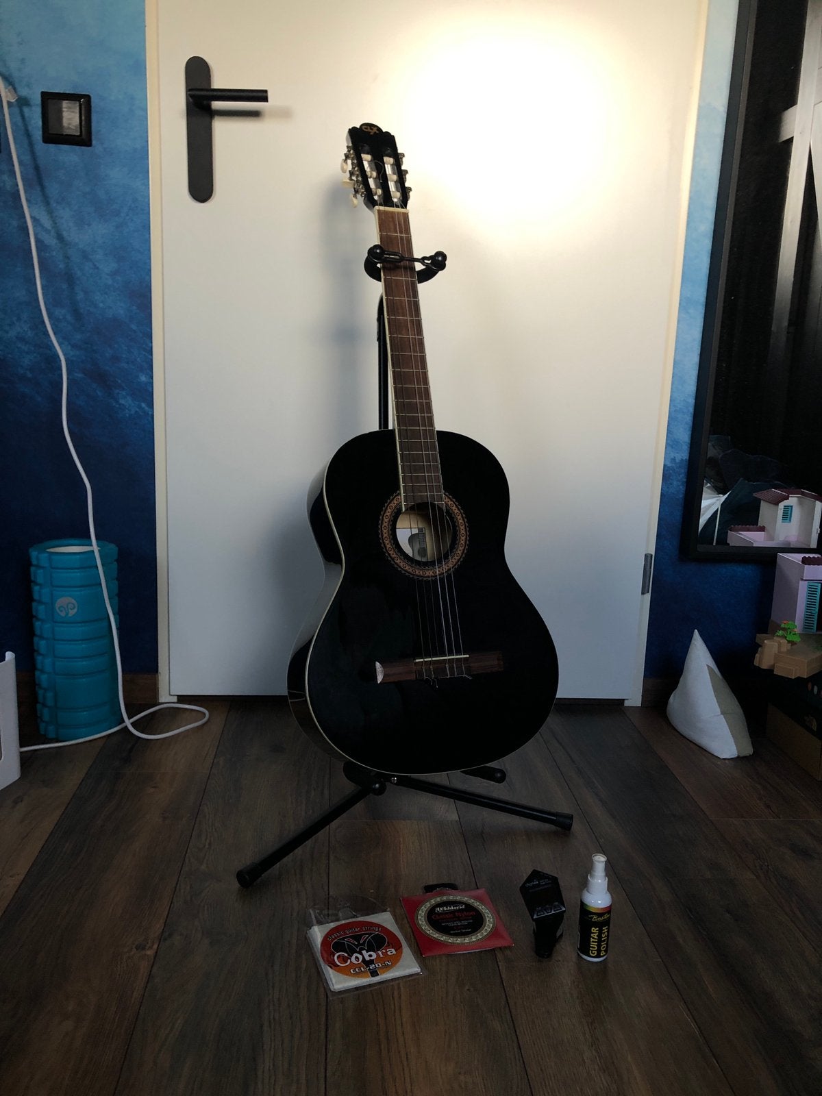 Zwarte klassieke gitaar | met standaard & stemapparaatje, Ophalen, Gebruikt, Klassieke of Spaanse gitaar