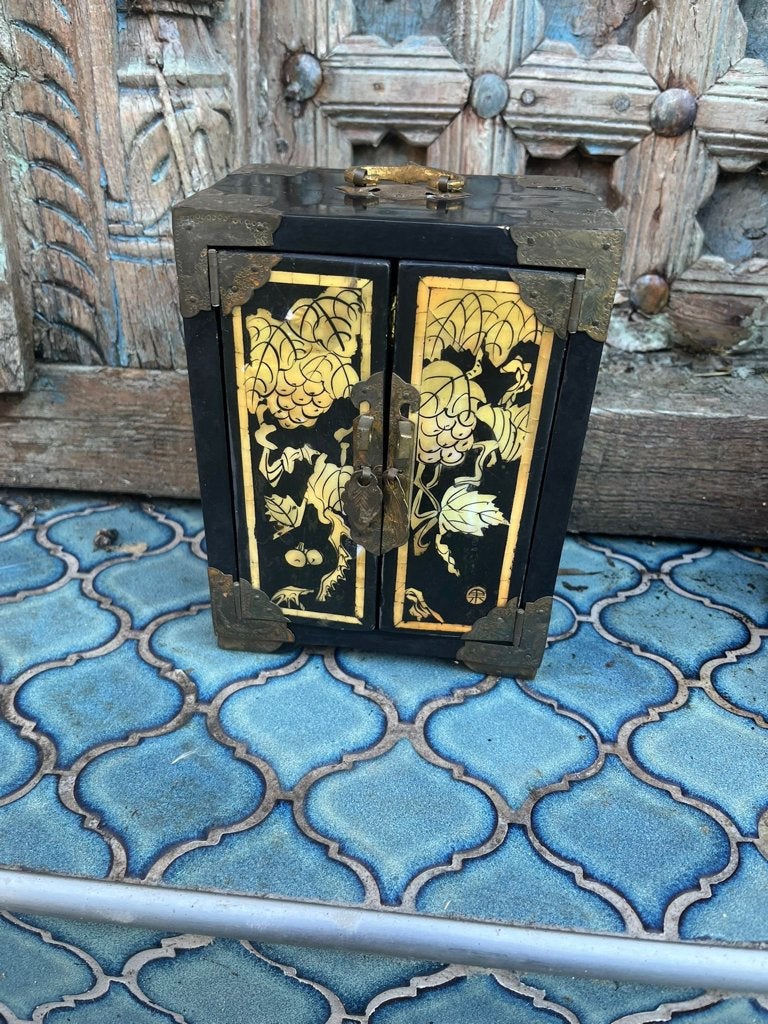 Chinees sieradenkastje parelmoer ingelegd chinese kast zwart, Hout, 16 cm, Doos, Ophalen of Verzenden