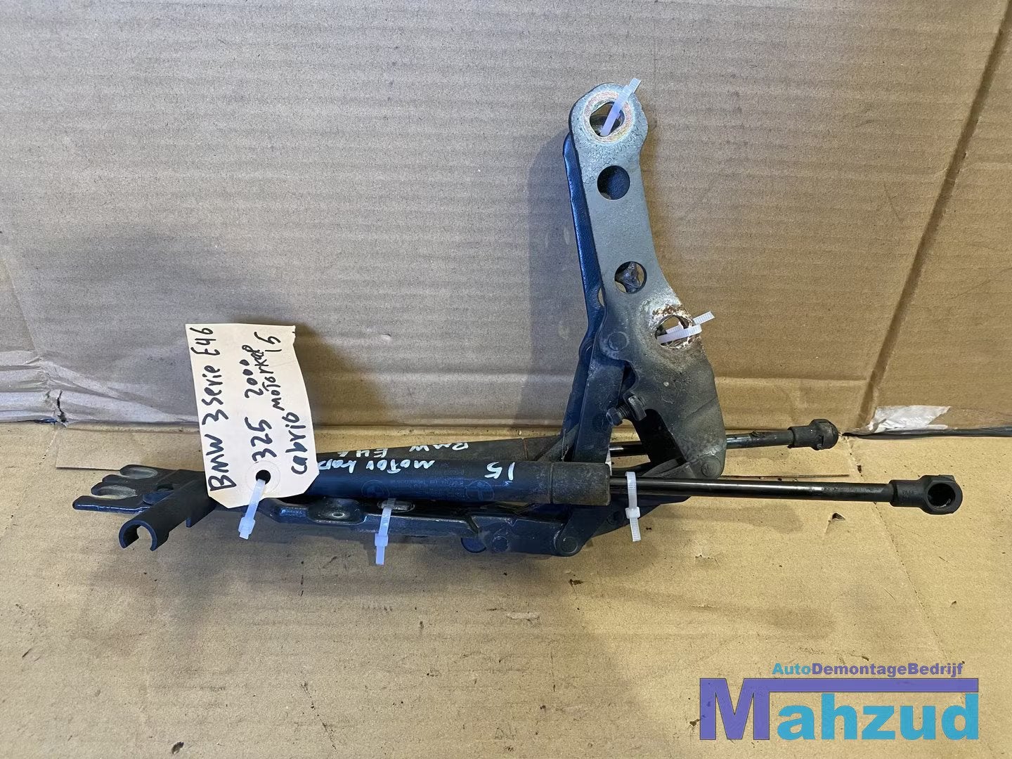 BMW 3 SERIE E46 Motorkap scharnier set met gasveer, Auto-onderdelen, Petuelring 130
80788  Munich, DE, Gebruikt, Info@bmw.de, Ophalen of Verzenden