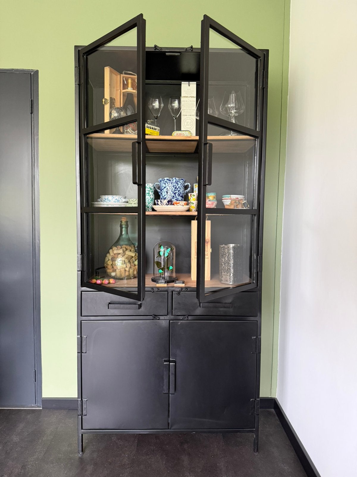 Vitrinekast Cavetown Figue IJzer + Mango Planken 90 CM Breed, Huis en Inrichting, Kasten | Vitrinekasten, Ophalen, Glas, Met deur(en)