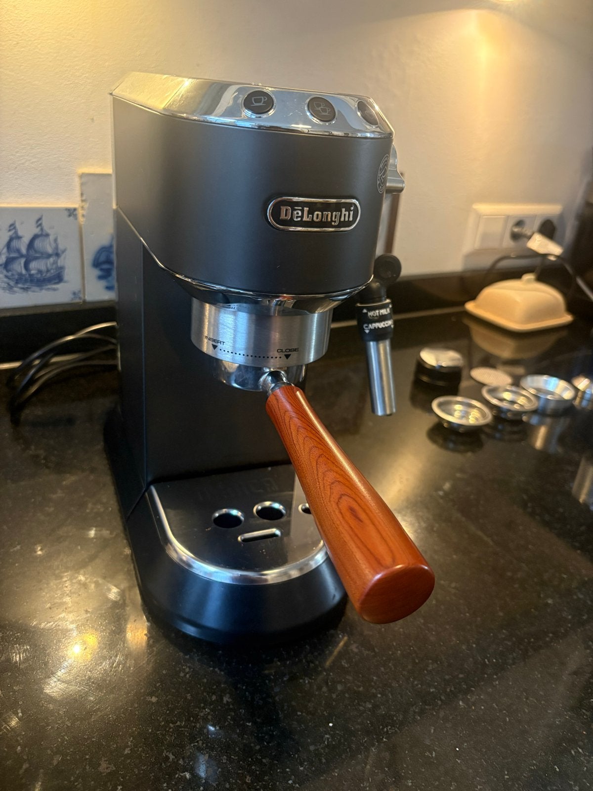 De'Longhi Dedica EC685.BK Espressomachine met accessoires, Witgoed en Apparatuur, Koffiezetapparaten, Afneembaar waterreservoir