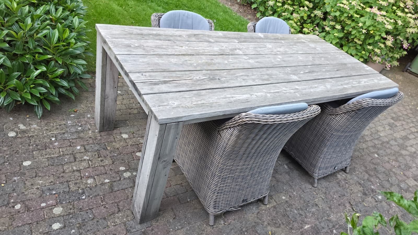 Robuuste houten tuintafel met 4 wicker stoelen, Ophalen, Gebruikt, Rechthoekig, Hout