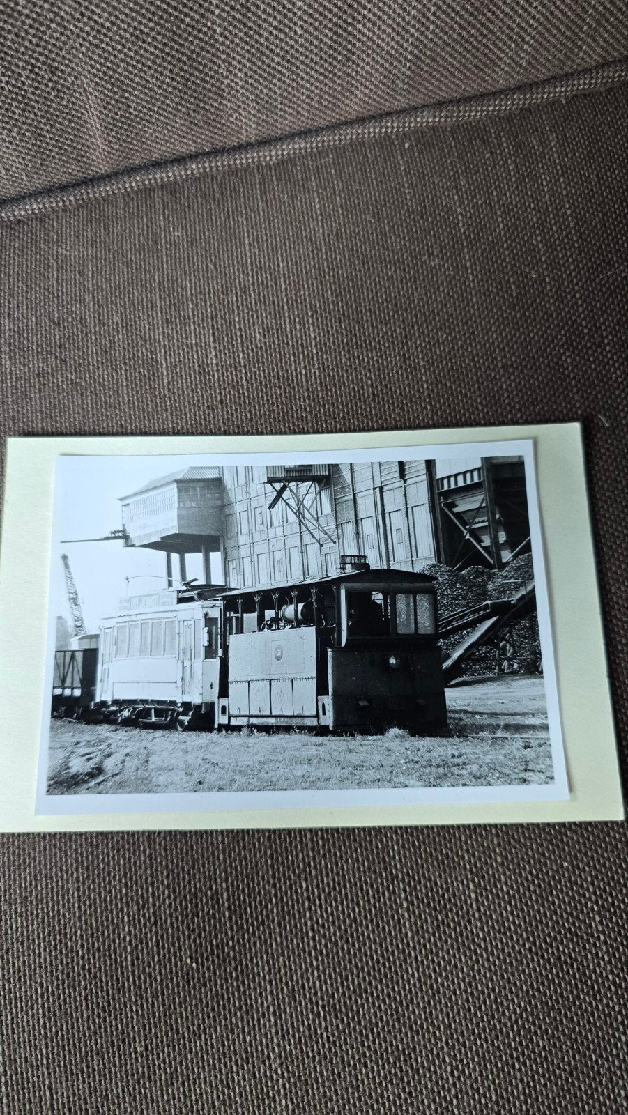 Zwart-wit foto van een tram met aanhanger, Ophalen of Verzenden