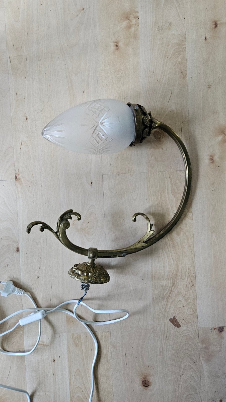 Antieke messing wandlamp met geslepen glazen kap, Antiek en Kunst, Ophalen of Verzenden