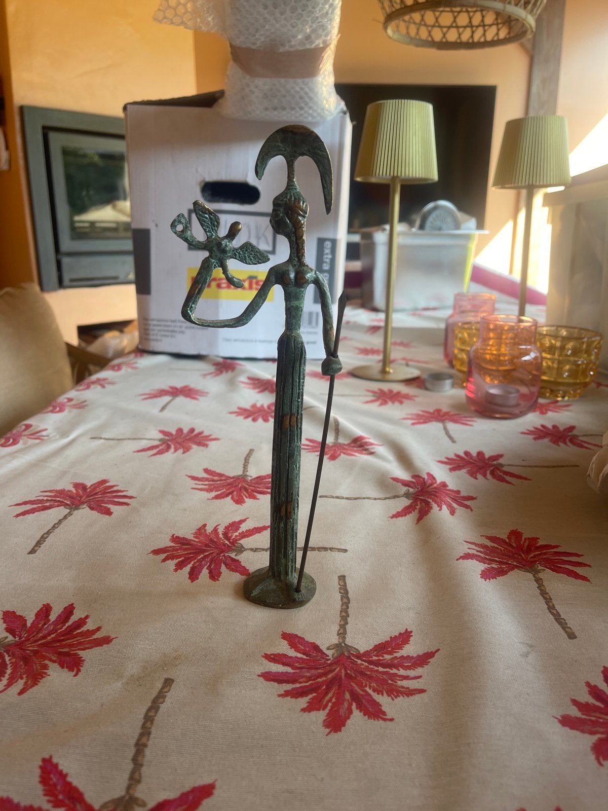 Bronzen beeldje van godin met vogel en staf, Ophalen, 20 - 50 cm, Beeld, Bruin