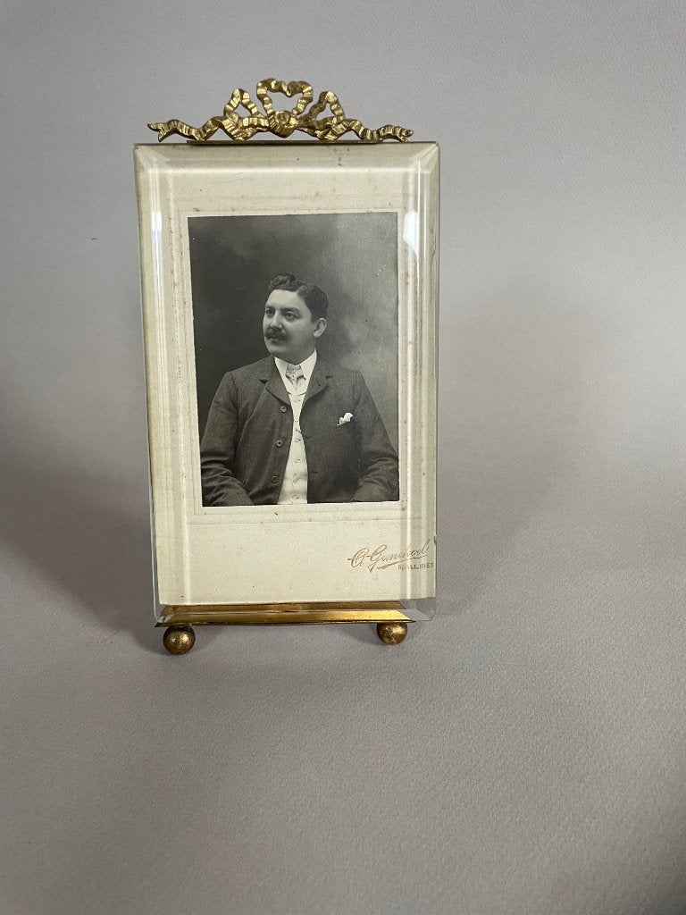 Antiek fotolijstje met antieke foto,strikje en geslepen glas, Ophalen of Verzenden