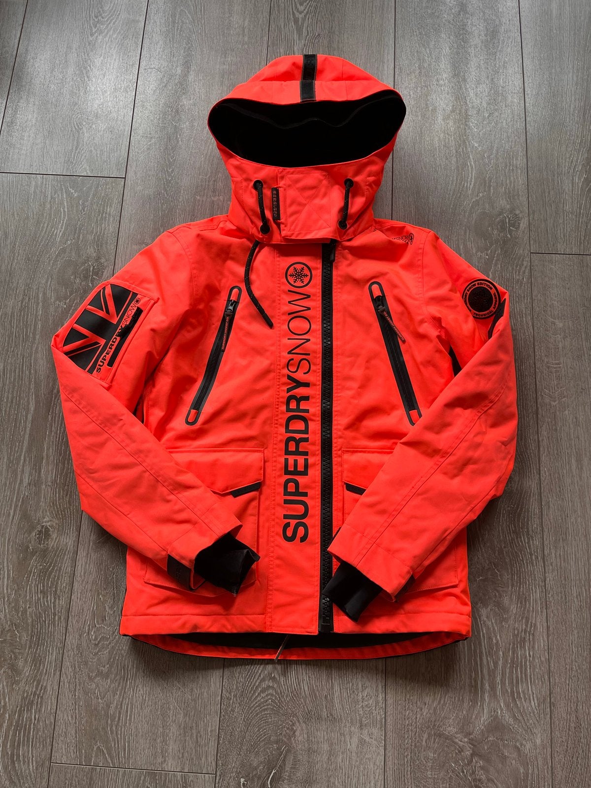 Superdry Snow Rescue Edition Ski Jas Maat M Neon Oranje, Ophalen, Zo goed als nieuw, Jack