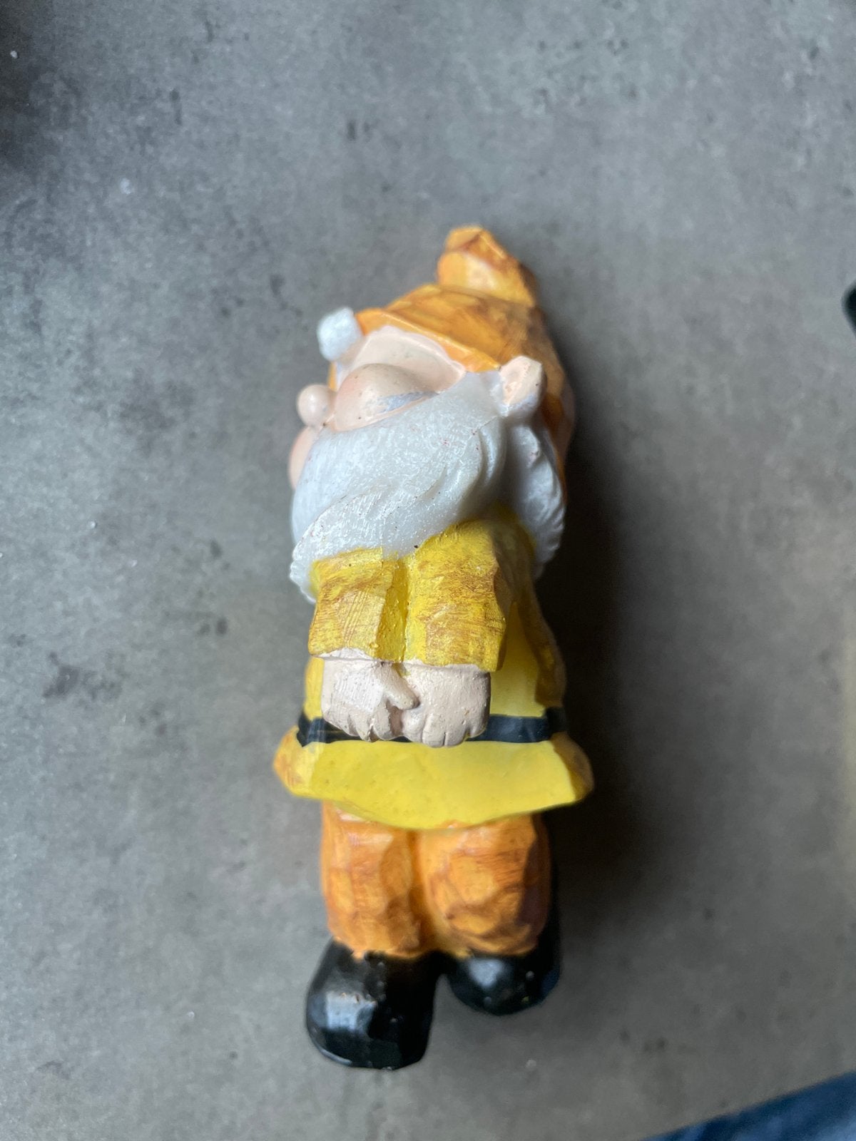 Schattige Tuinkabouter met Gele Kleding, Overige stijlen, Nieuw, Kunststof, Ophalen of Verzenden