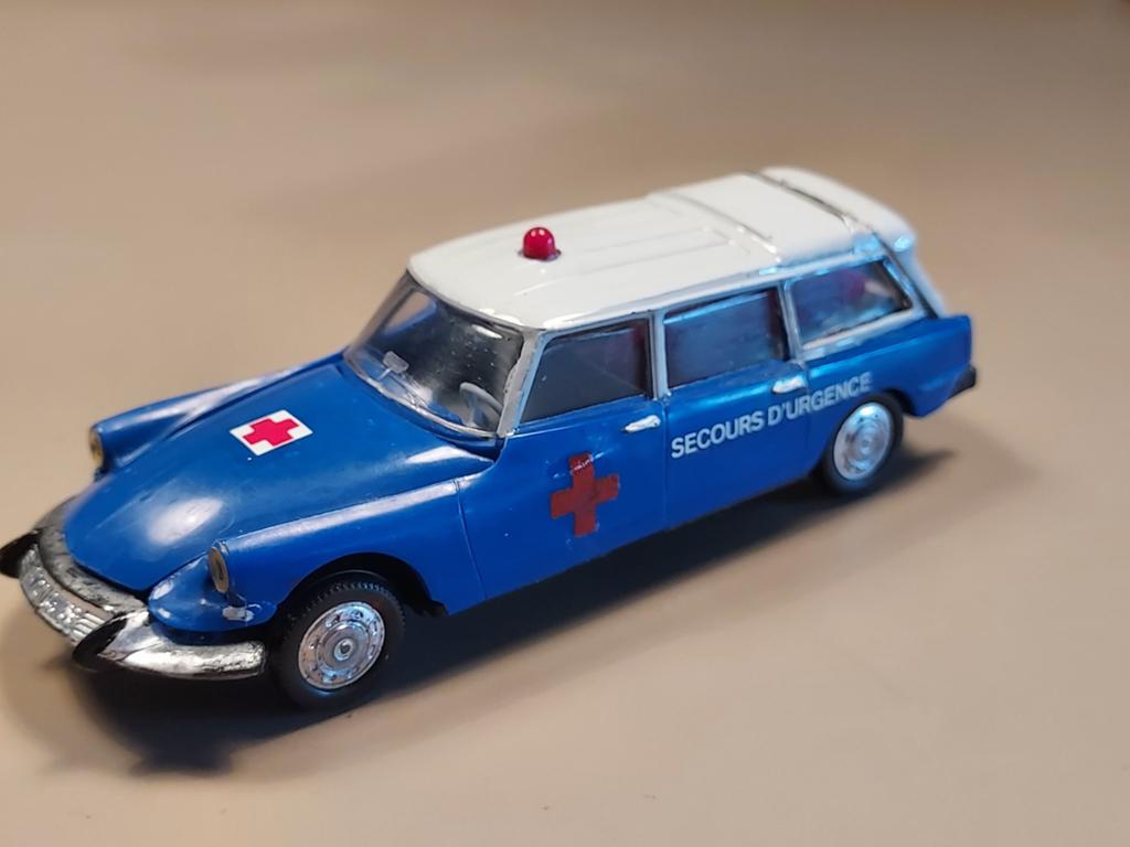 Citroën ID 19 Ambulance Norev plastic nr 40 1:43  aangepast, Ophalen of Verzenden, Gebruikt, Auto, Norev