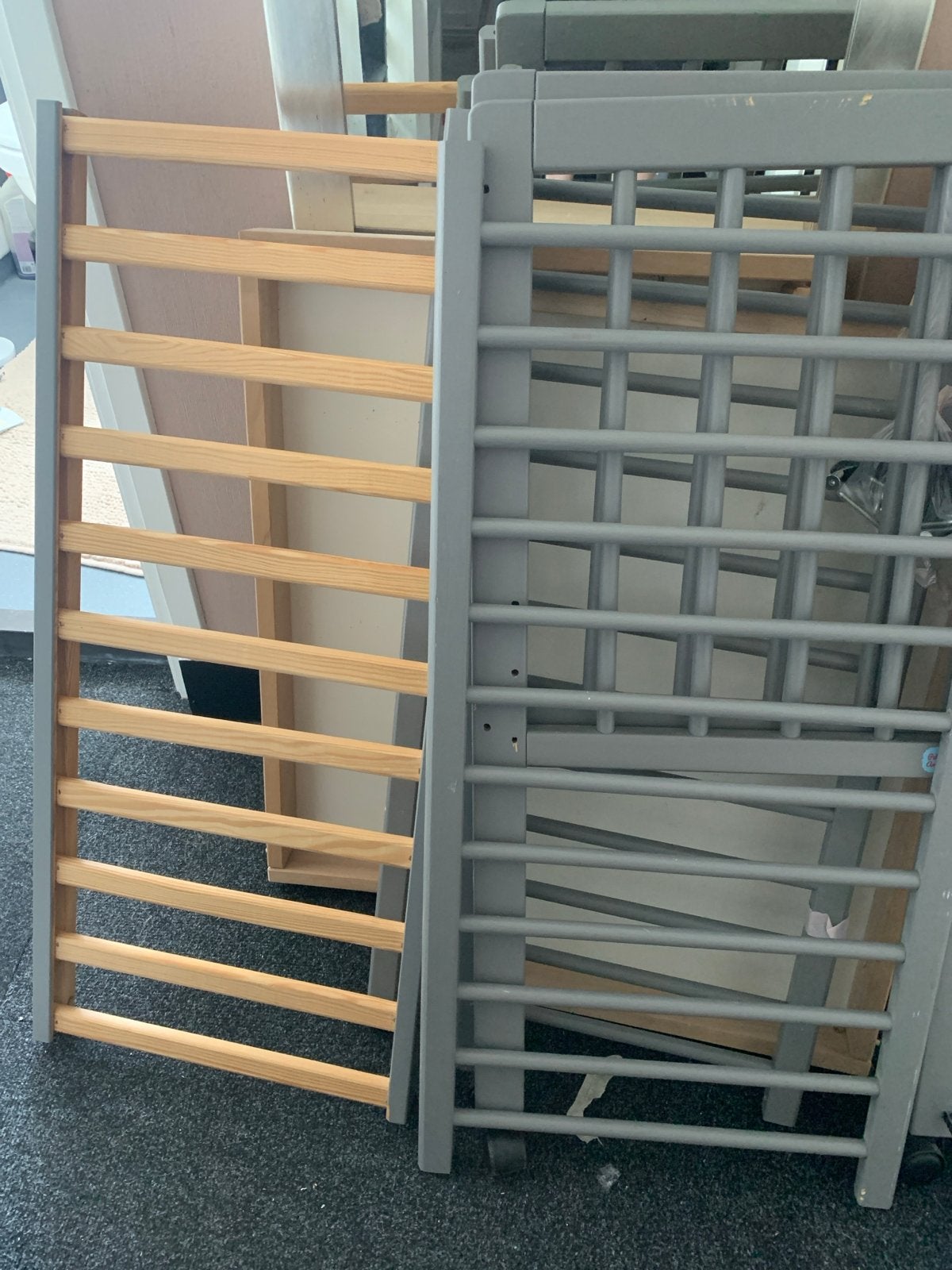 Gratis Babybedje - Grijs met houten spijlen, Ophalen, Gebruikt, Lattenbodem, Minder dan 140 cm
