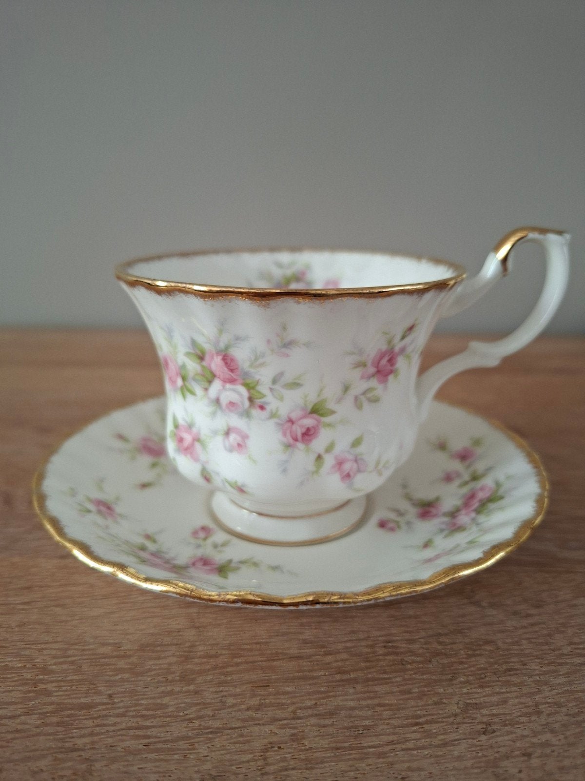Royal Albert Victoriana Rose herenmodel, Ophalen of Verzenden, Zo goed als nieuw, Porselein, Kop en/of schotel