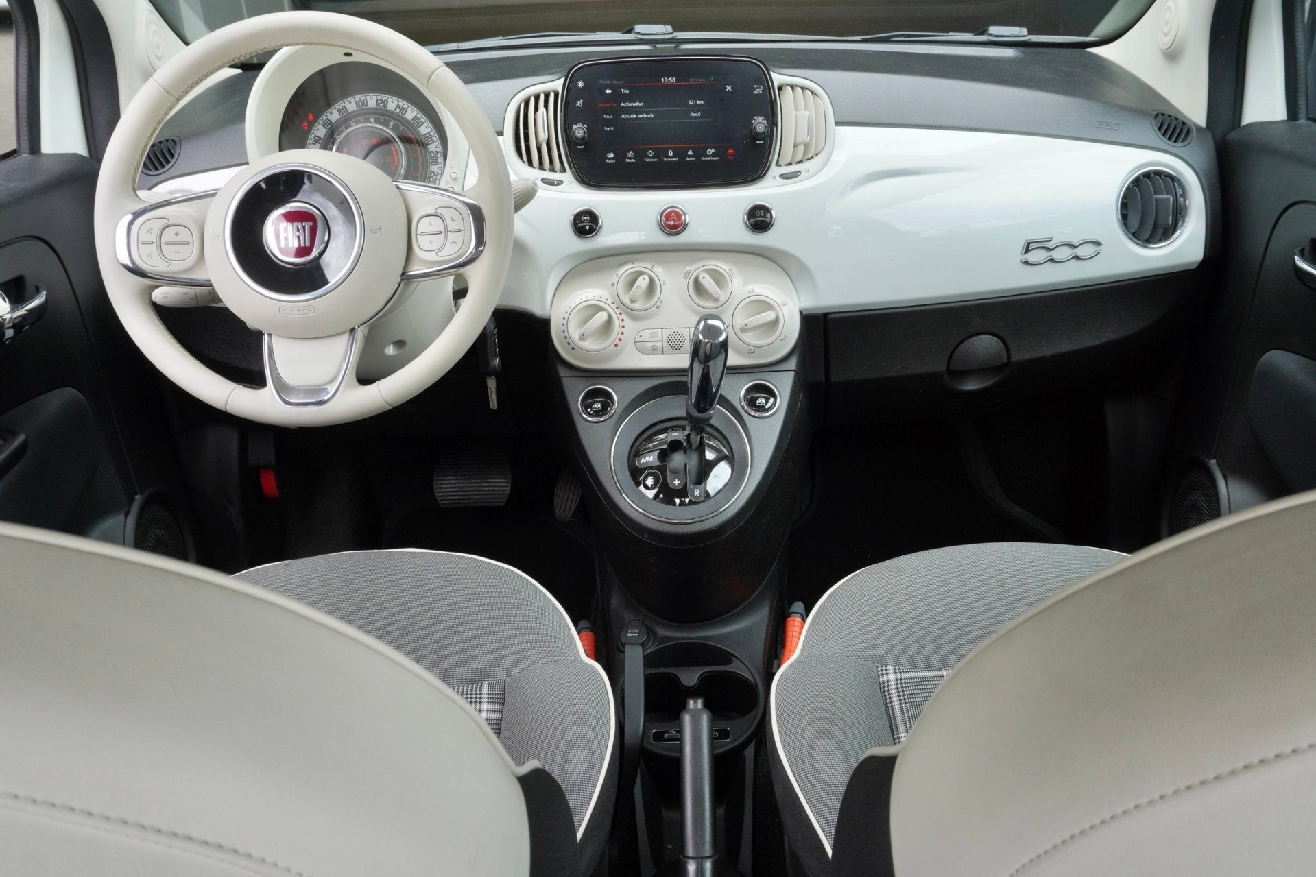 Fiat 500 1.2 Lounge Automaat|Carplay|Airco, Auto's, Gebruikt, 4 cilinders, 4 stoelen, Leder en Stof