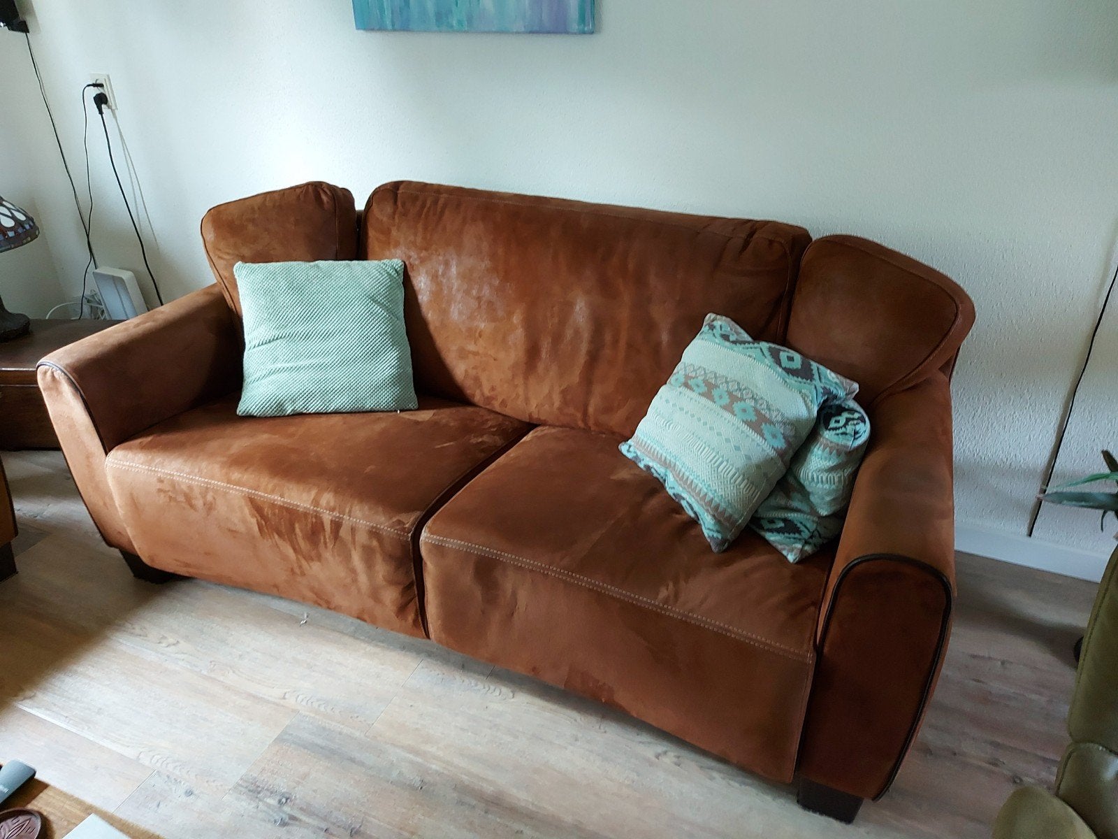 Bruine Suede twee en drie persoonsbank, Ophalen, 150 tot 200 cm, Driepersoons, 75 tot 100 cm