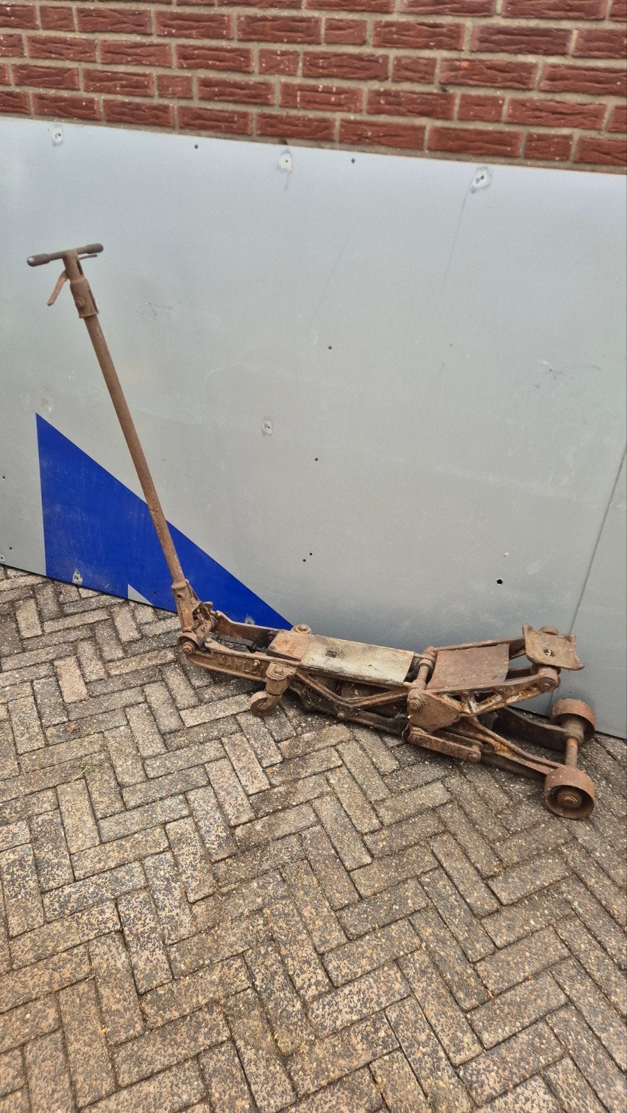 Te koop oude garage krik, Ophalen