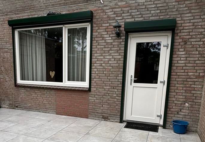 Twee rolluiken bosgroen/ creme wit (9001), Doe-het-zelf en Verbouw, Rolluiken, Ophalen, 200 cm of meer, Wit, Zo goed als nieuw