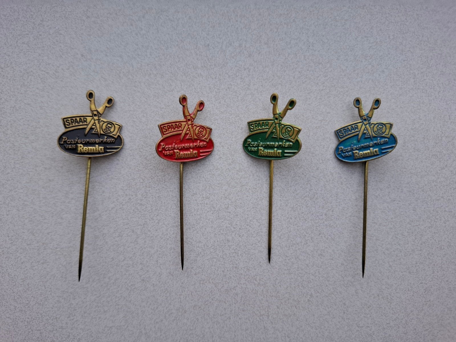 Vintage speldjes pins prikkers van Remia reclame verzamelen, Ophalen of Verzenden