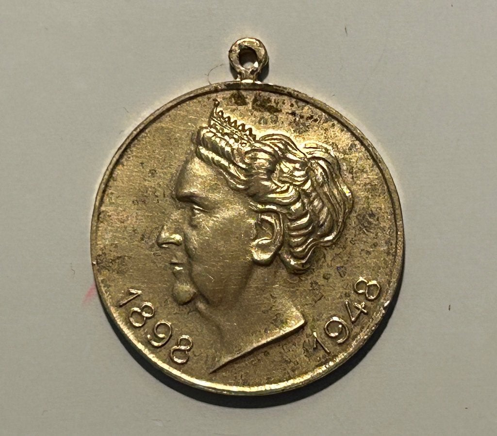 penningen / draagpenningen Wilhelmina 50 jaar 3 stuks, Ophalen of Verzenden, Overige materialen, Nederland