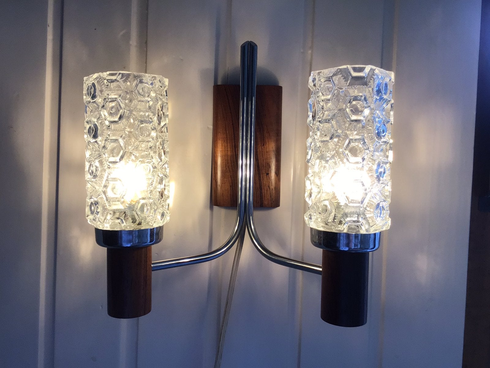 Deense design dubbele wandlamp, teakhout en glazen kappen, Ophalen of Verzenden, Gebruikt, Hout