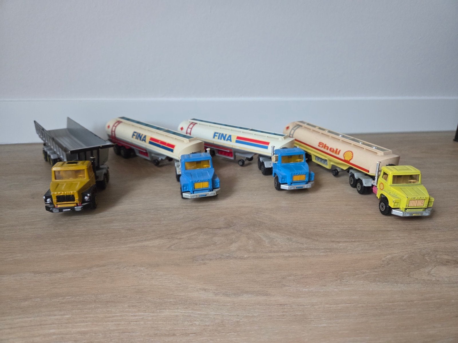 4x Majorette Scania torpedo Fina , Shell en kieper ( 1:60 ), Ophalen of Verzenden, Gebruikt, Bus of Vrachtwagen