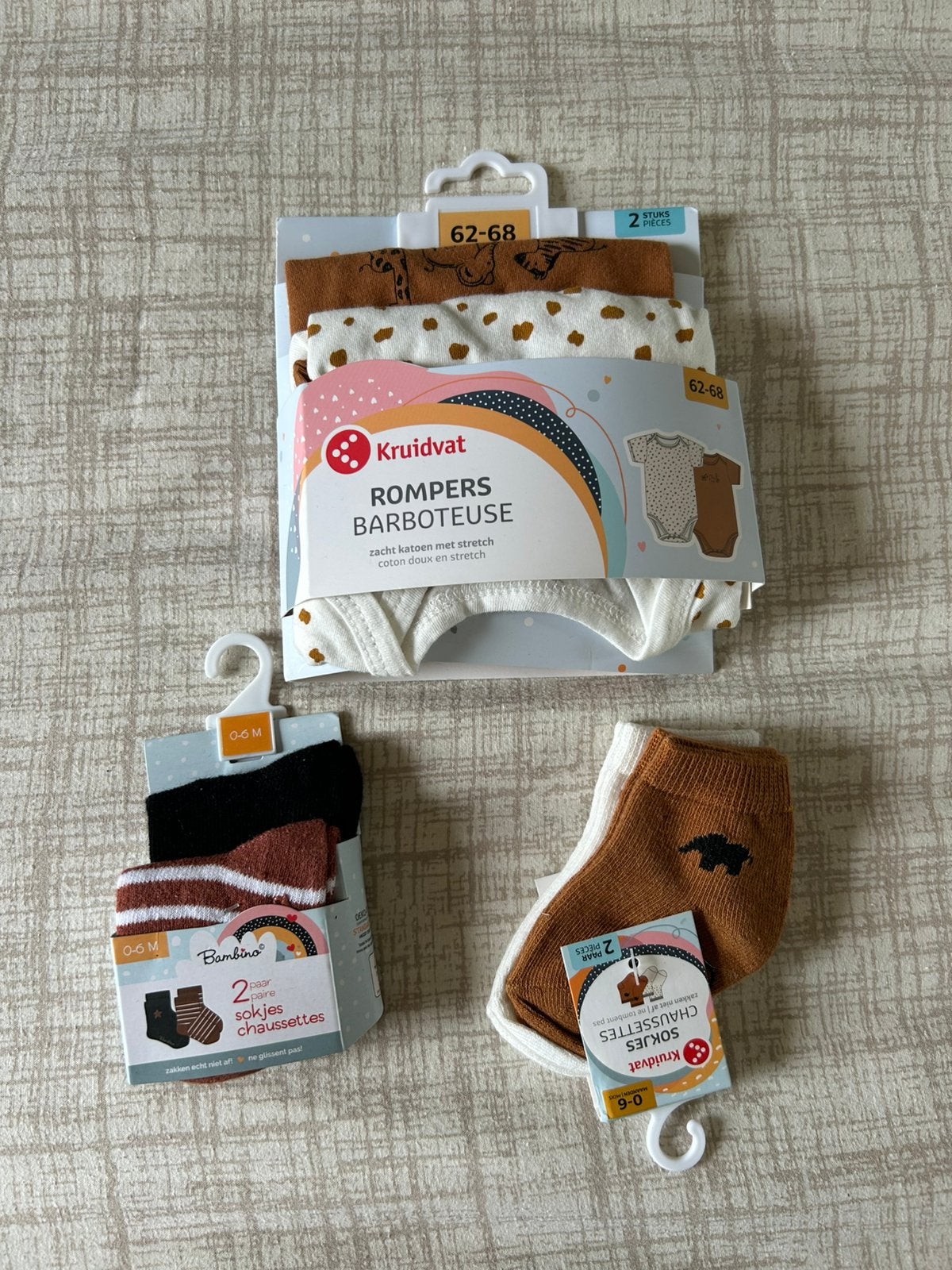 Nieuw BABY romper en sokjes, Kinderen en Baby's, Ophalen of Verzenden, Zo goed als nieuw