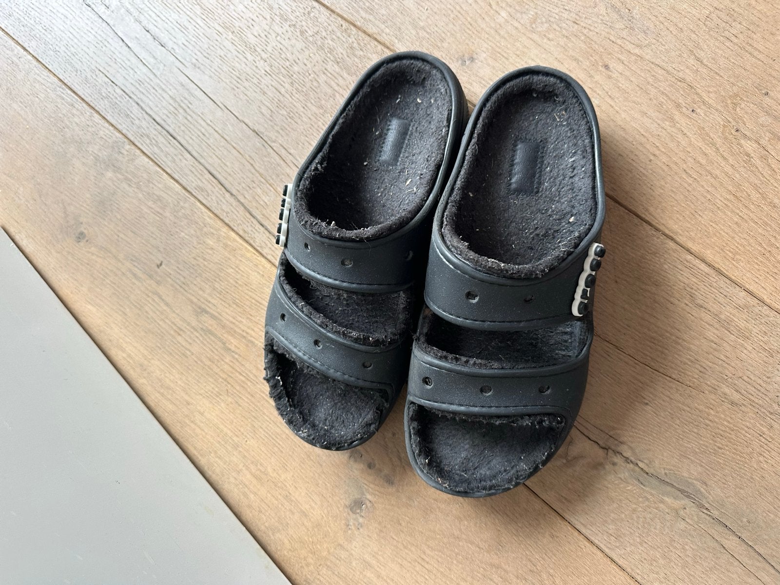 Zwarte gevoerde Crocs dames maat 40, Kleding | Dames, Schoenen, Ophalen, Zo goed als nieuw, Zwart, Slippers