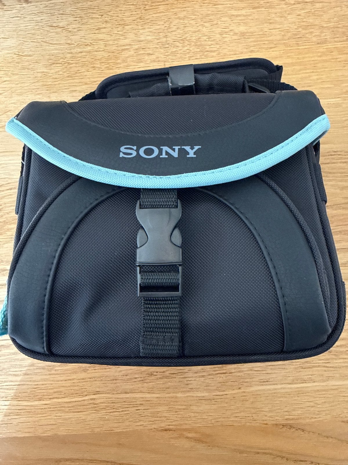 Sony cameratas - Zwart met blauwe accenten, Audio, Tv en Foto, Gevoerd, Ophalen of Verzenden, Zo goed als nieuw, Zwart