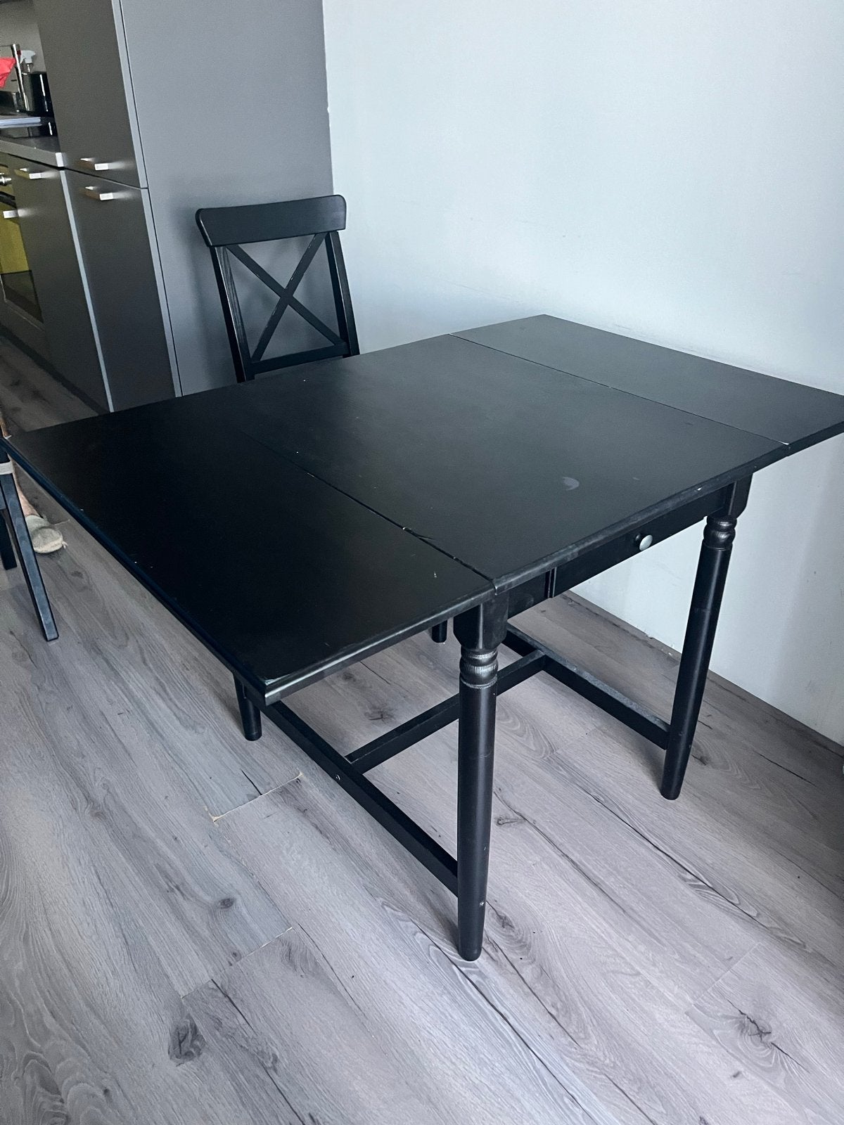 Zwarte uitklapbare eettafel met lade ikea INGATORP, Huis en Inrichting, Tafels | Eettafels, Ophalen, Gebruikt, 100 tot 150 cm