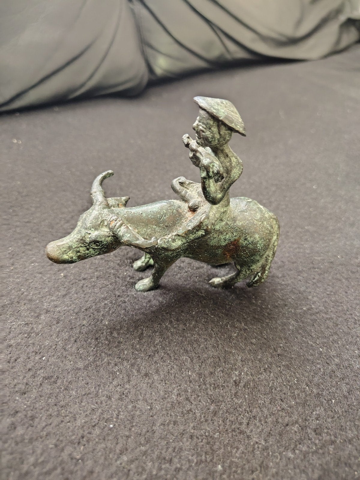 Aziatisch bronzen beeldje van man op buffel, Minder dan 20 cm, Ophalen of Verzenden, Beeld, Bruin