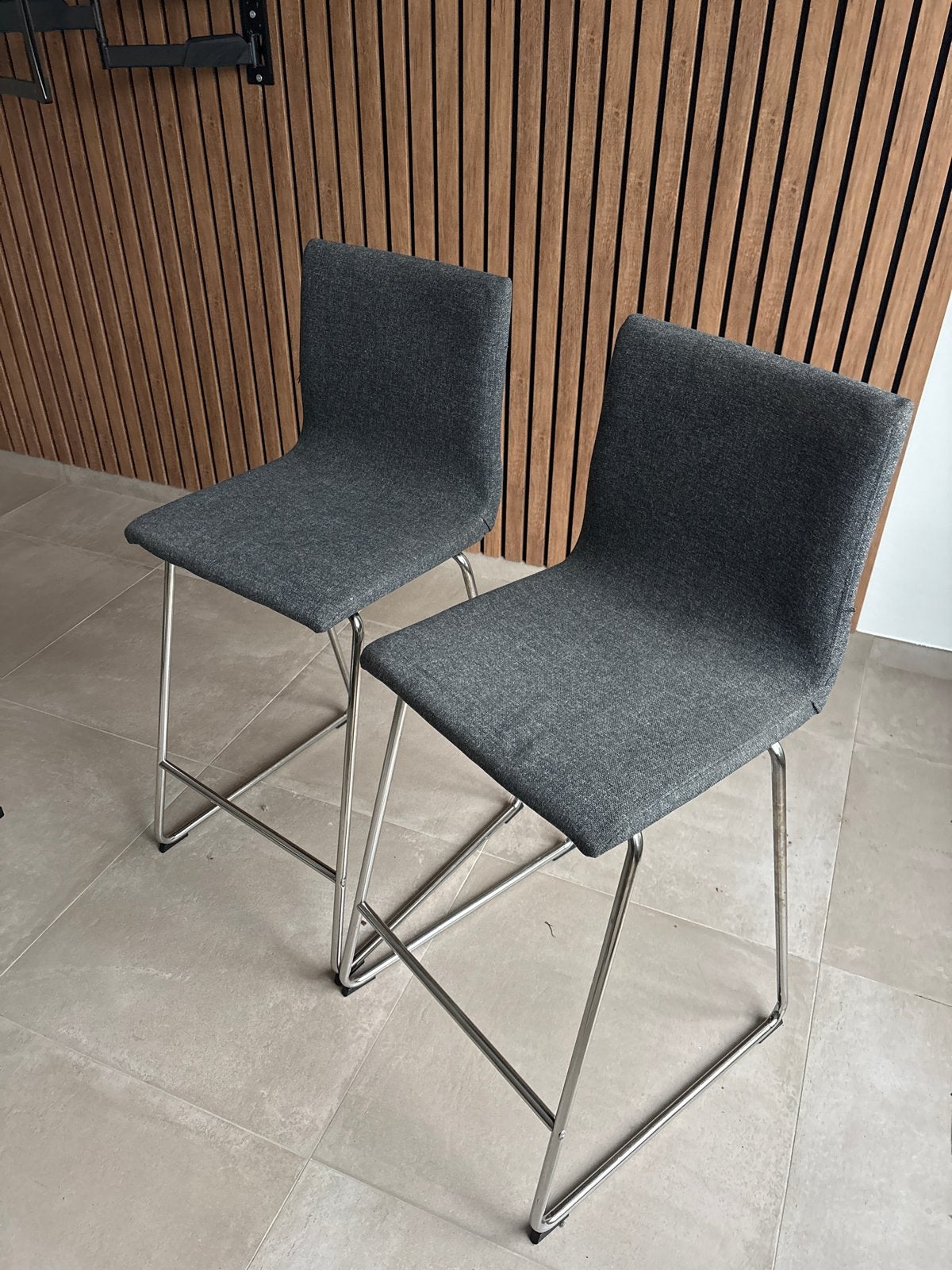 Twee IKEA barkrukken - Grijs met metalen onderstel, Ophalen, Gebruikt, Met voetsteun, 90 cm of meer