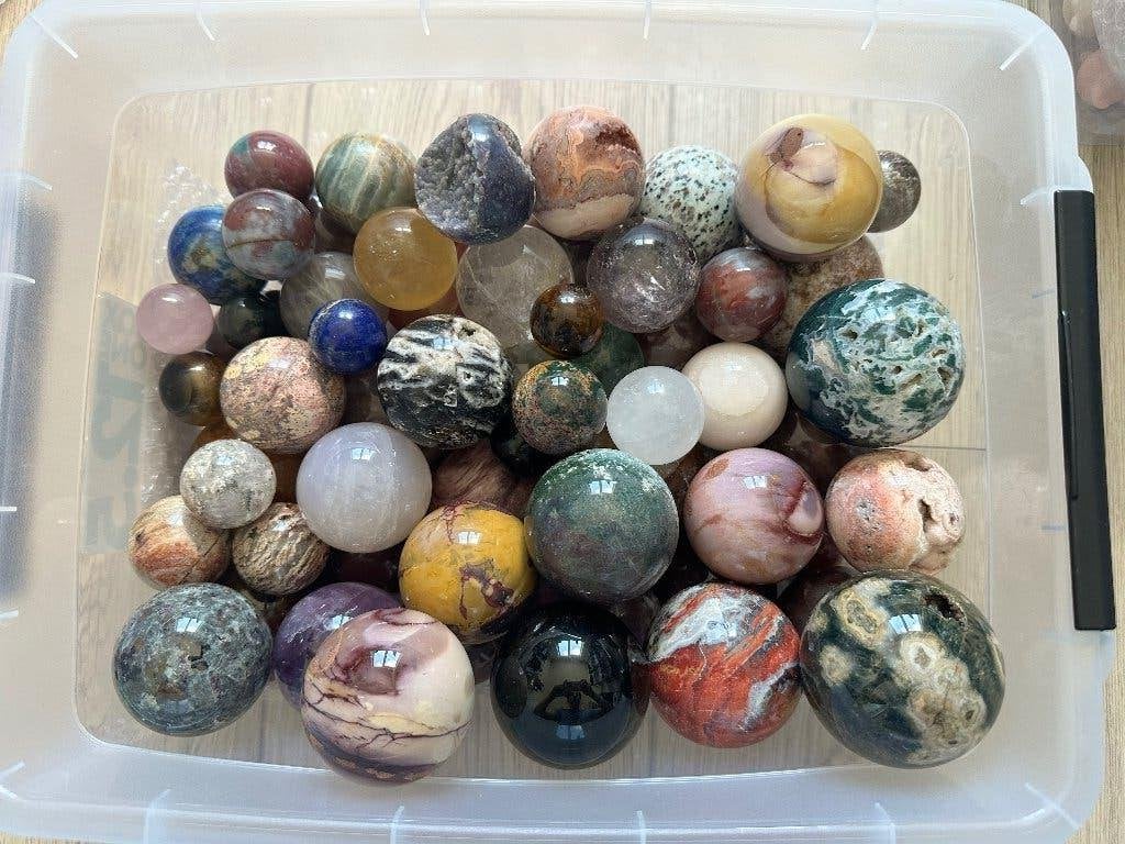 Bal vol kristallen bollen edelstenen, Ophalen, Zo goed als nieuw