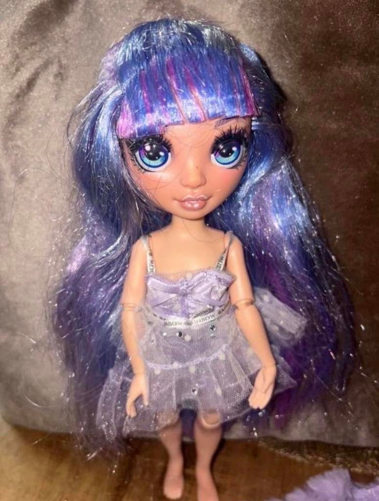 Rainbow High Pop Violet Willow met extra kleding, Ophalen of Verzenden, Zo goed als nieuw, Overige typen