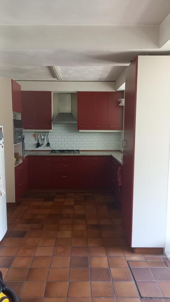 Rode hoekkeuken met 2 hoge kasten, Huis en Inrichting, Keuken | Complete keukens, Ophalen, Gebruikt, Overige materialen, Hoekkeuken