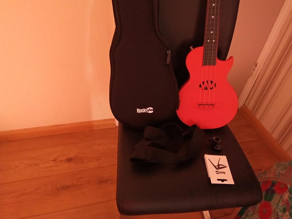 Mooie carbon ukelele te koop van het merk Rock Jam kleur oud, Ophalen, Zo goed als nieuw