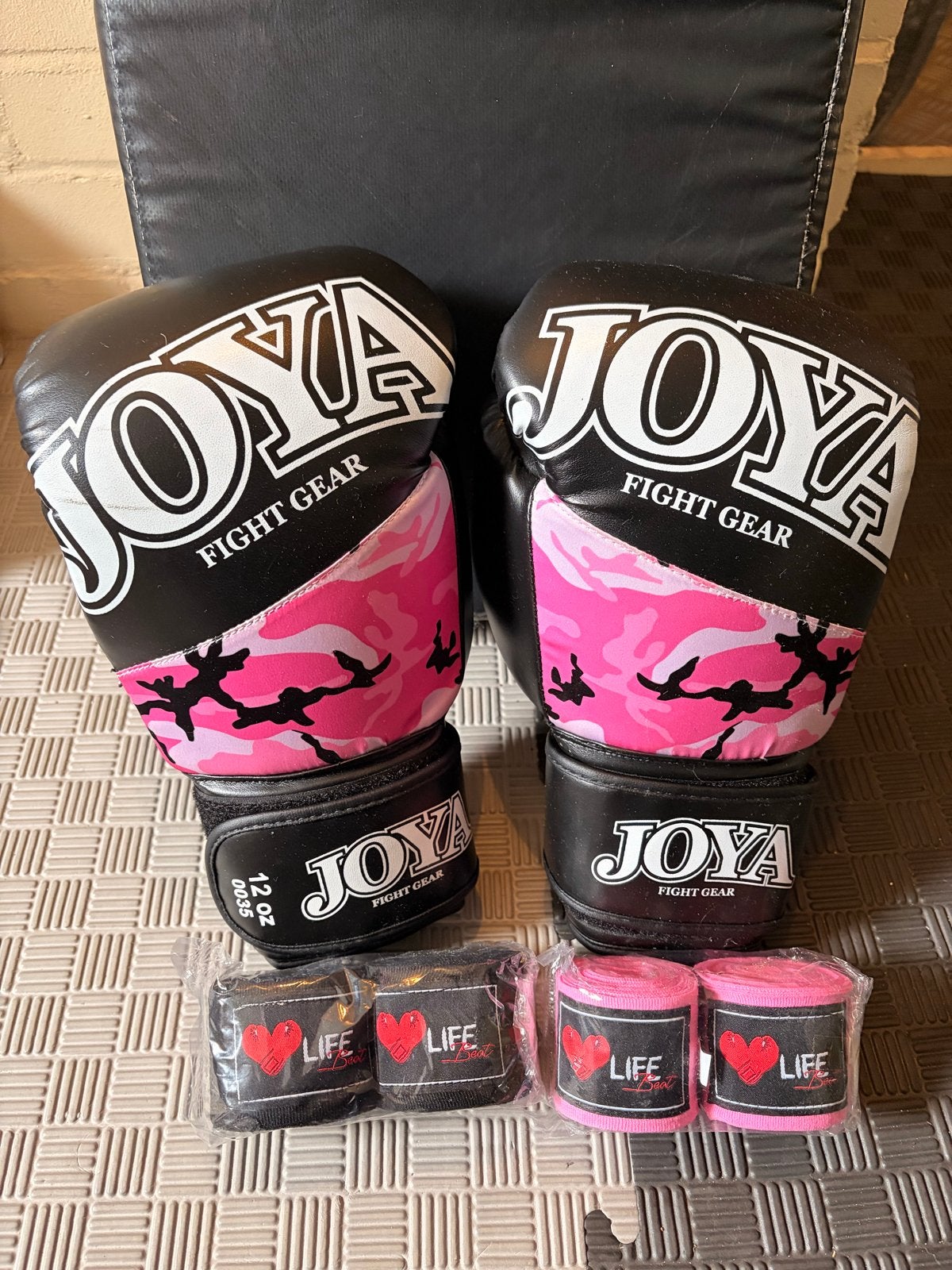 Bokshandschoenen Joya Fight Gear roze camouflage met bandage, Gebruikt, Overige, Maat XS of kleiner, Vechtsportbescherming