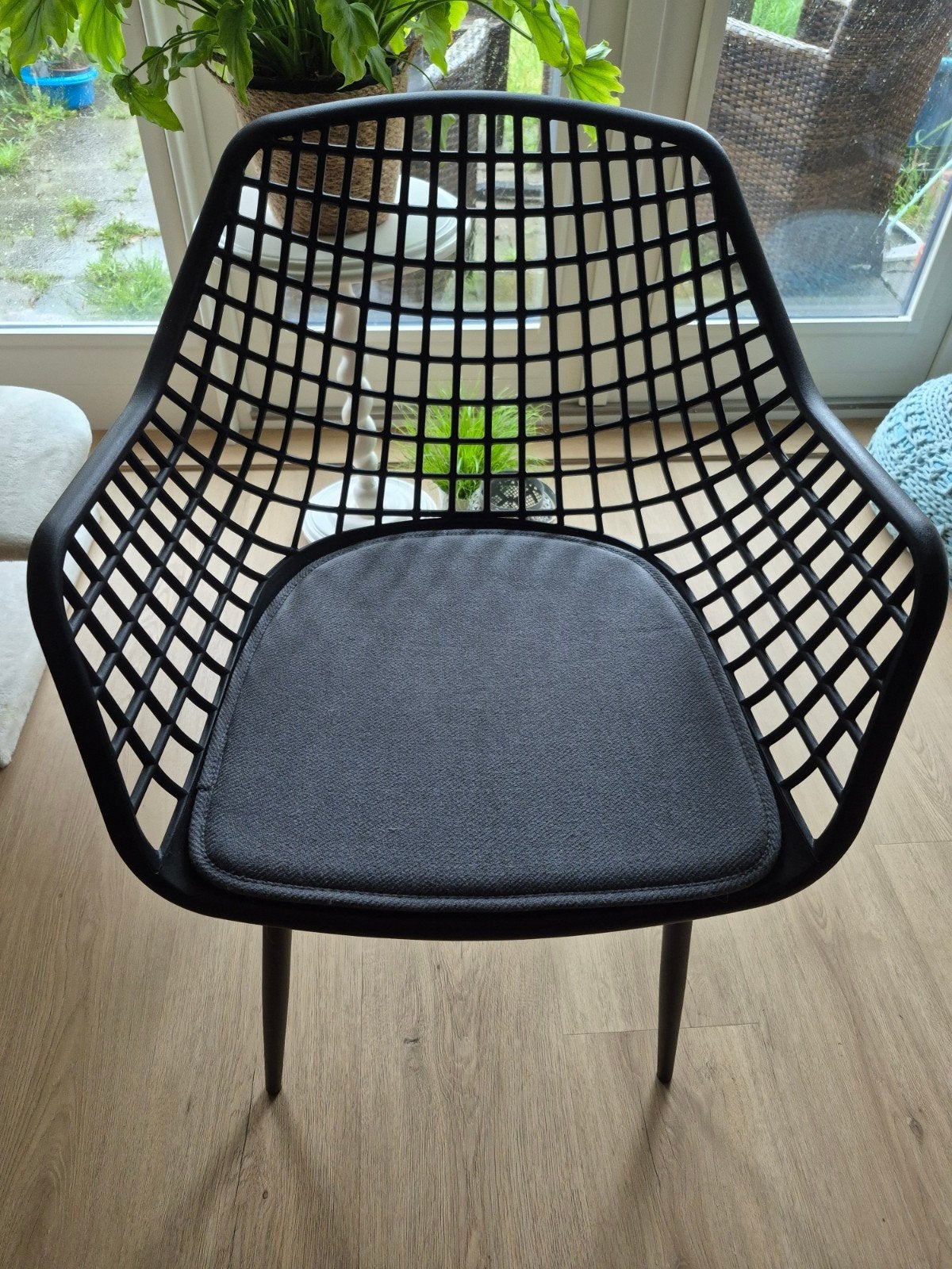 4 zwarte stoelen met grijze kussens - Kwantum, Ophalen, Zo goed als nieuw, Kunststof