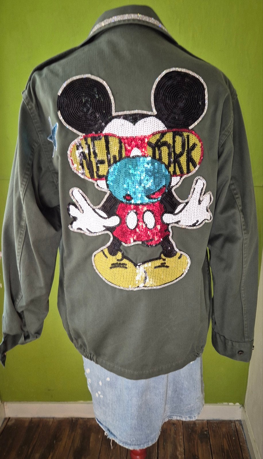 Unieke legergroene jas met pailletten en patches - XL, Maat 42/44 (L), Ophalen of Verzenden, MILIVET, Gedragen