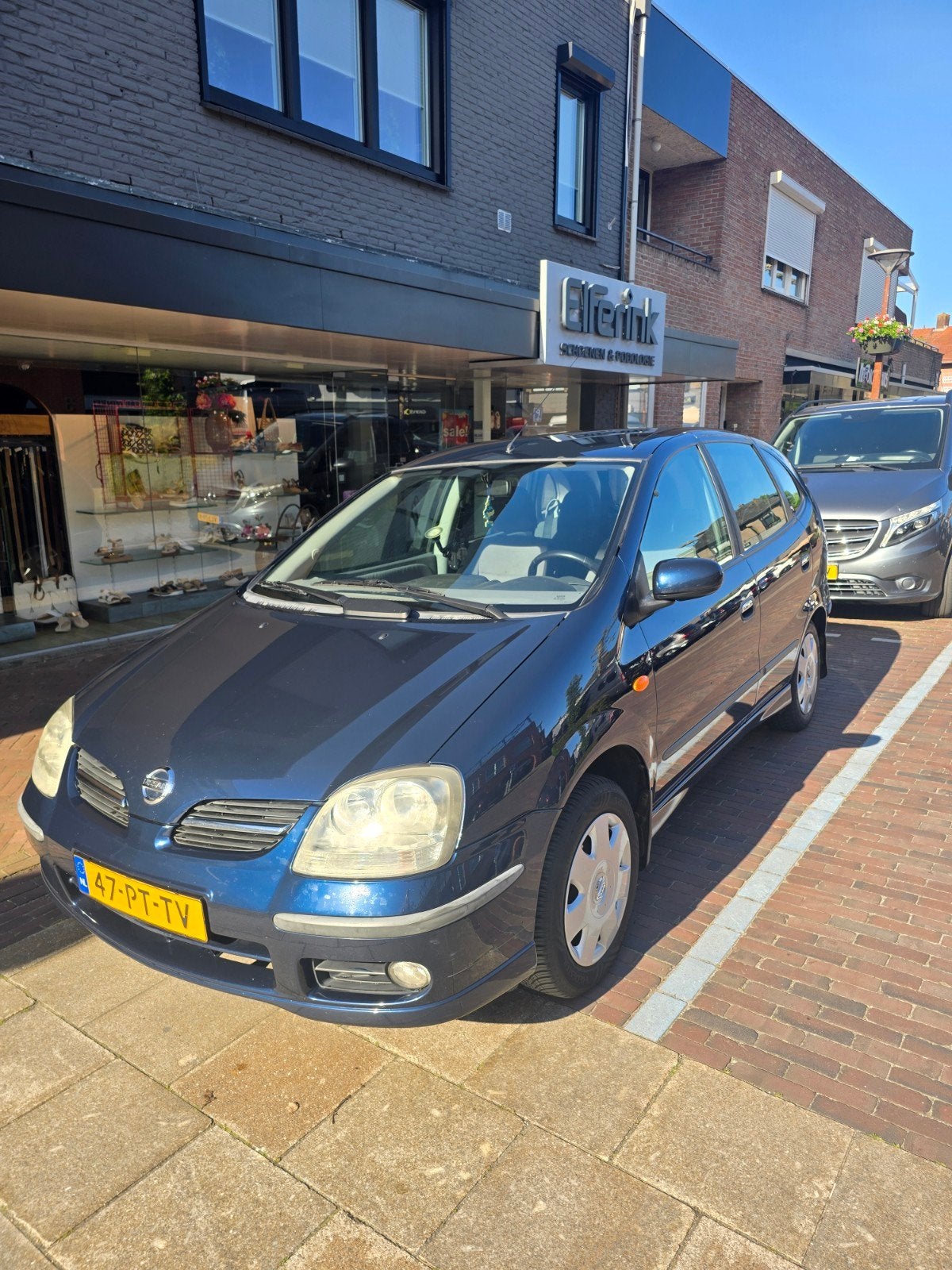 Nissan Almera Tino 1.8 2004 Blauw, Auto's, Stof, 4 cilinders, Origineel Nederlands, 66 €/maand