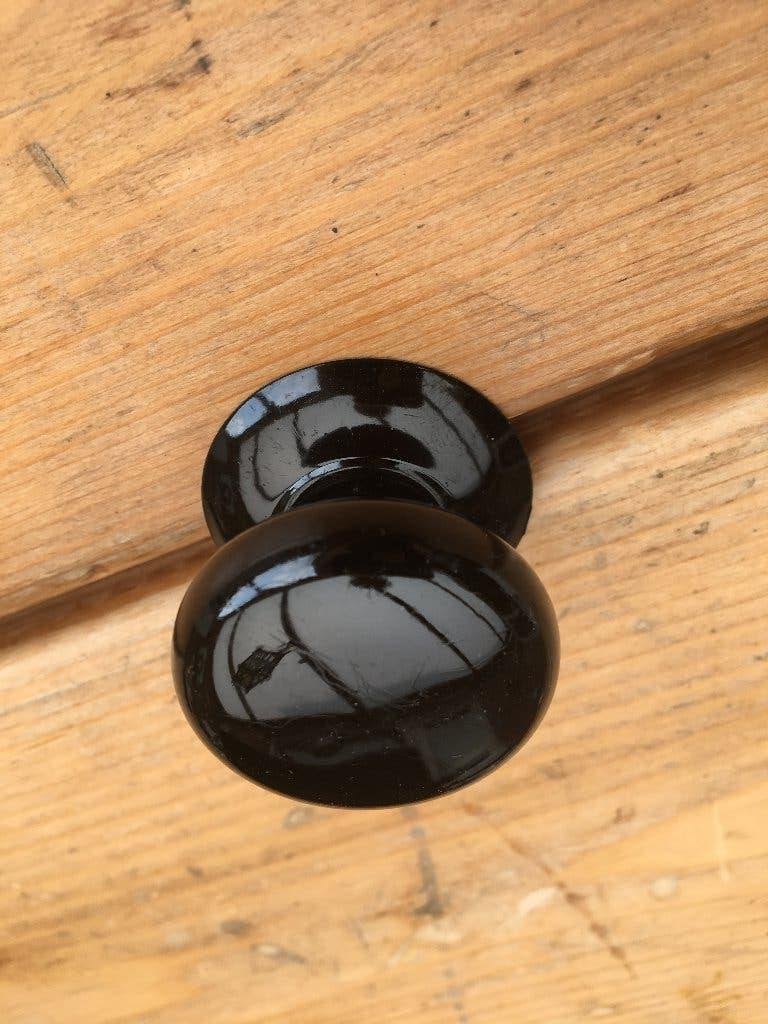 Oude zwarte knopjes, kast, deur, keuken, lade, knoppen