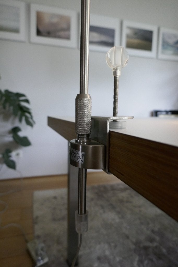 Foto 2 van Zeer flexibele LED tafellamp met tafelblad klem