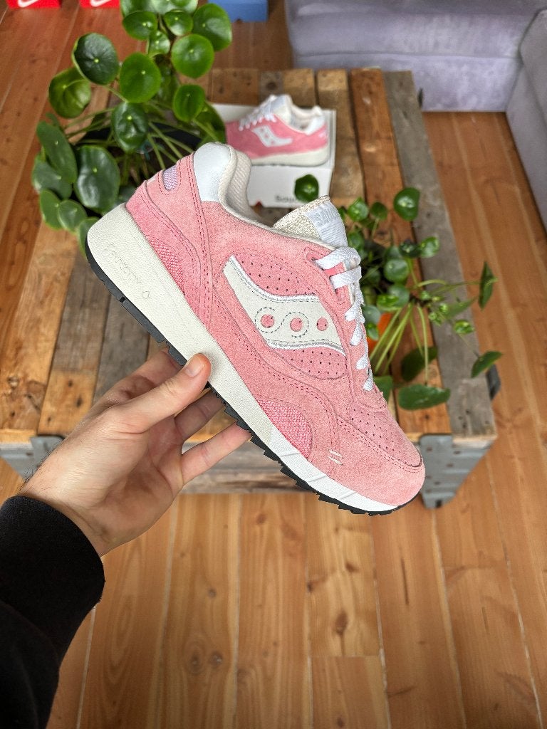 Saucony Shadow 6000 Pink Suede EU 42, Kleding | Heren, Schoenen, Overige kleuren, Nieuw, Ophalen of Verzenden, Sneakers of Gympen