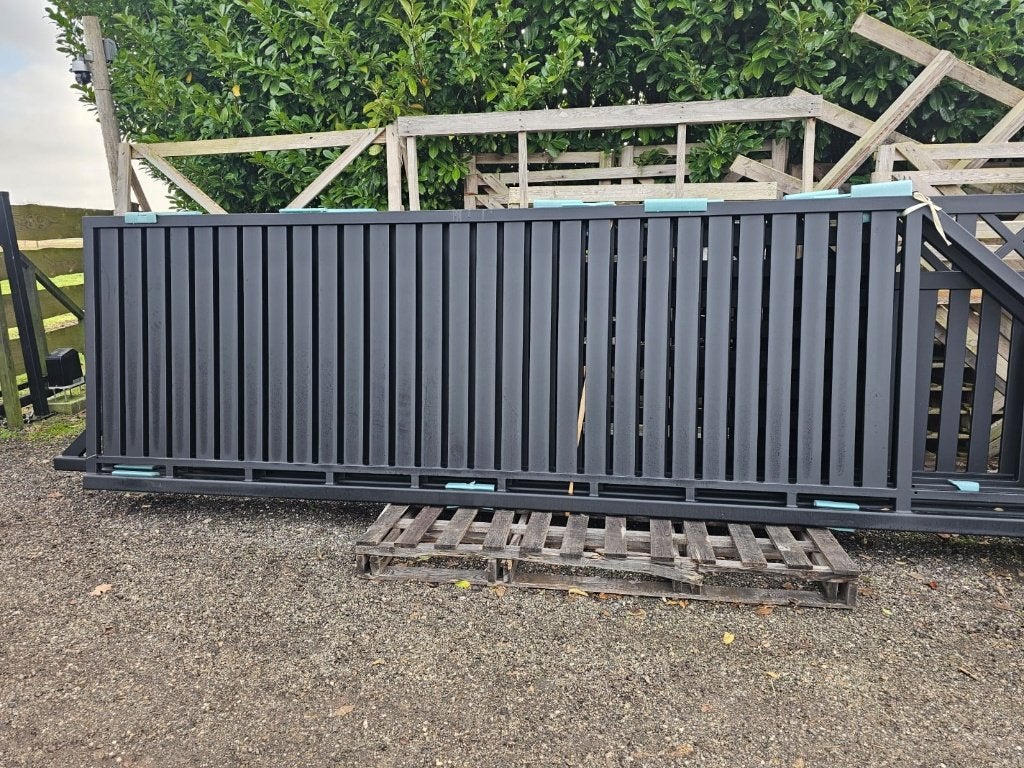 Moderne schuifpoort 'Cairns' in 4 / 5 en 6 meter doorgang!, Met poort, Nieuw, IJzer, Spijlenhekwerk