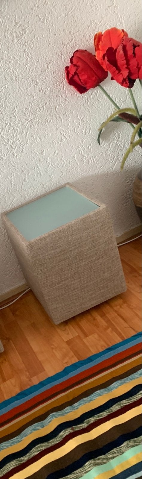 Stoffen bijzettafel met glazen blad en wieltjes, Ophalen, Minder dan 45 cm, Minder dan 55 cm, Gebruikt