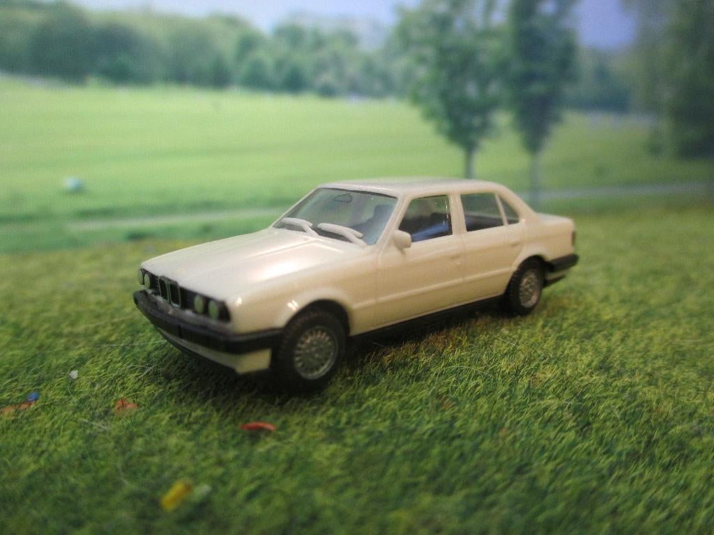 BMW E30 3-serie 4-deurs Facelift - Herpa wit, Ophalen of Verzenden, Zo goed als nieuw, Bus of Vrachtwagen, Herpa