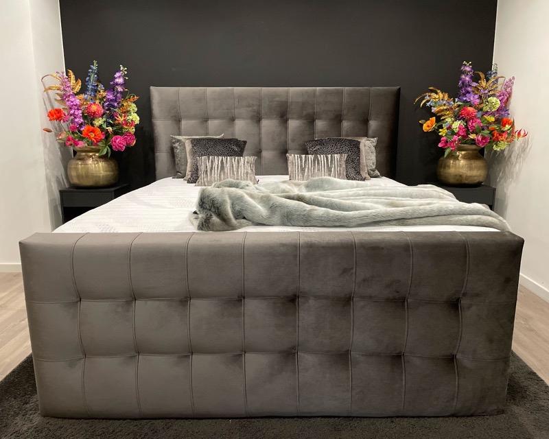 Boxspring Adige Velours met Voetbord , matrassen en topper, Ophalen of Verzenden, Nieuw, Handgemaakt, hoge kwaliteit en te zien in onze showroom