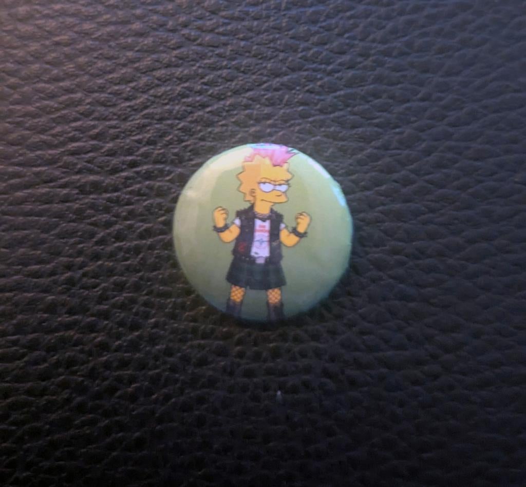 Lisa Simpson Punk - 25 mm button/speld/pin - Groen, Ophalen of Verzenden, Nieuw, Tv, Gebruiksvoorwerp